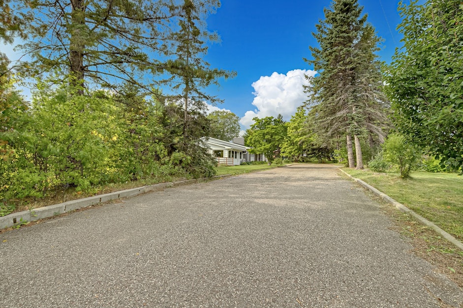 6225 160th Street Southeast, Prior Lake, MN 55372, Presented by Nicole